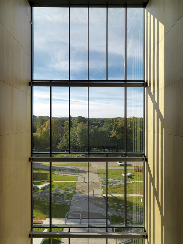 Biblioteka Uniwersytecka w Zielonej Górze. Projekt: NOW Biuro Architektoniczne
