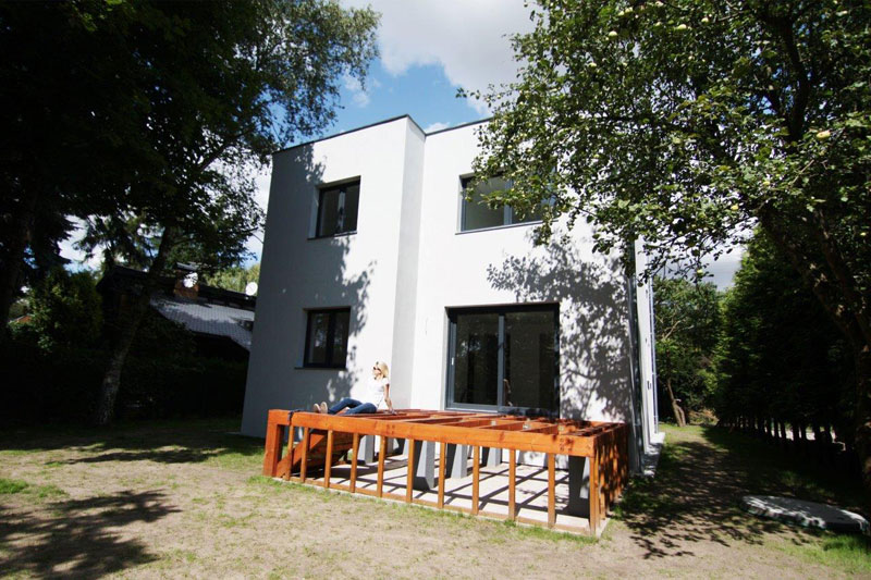 Projekt przebudowy elewacji domu jednorodzinnego w Kiekrzu. Pracownia: ONE Architekci