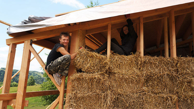Naturalny ekologiczny dom z drewna, słomy i gliny w Kotlinie Kłodzkiej. Zdjęcie z budowy