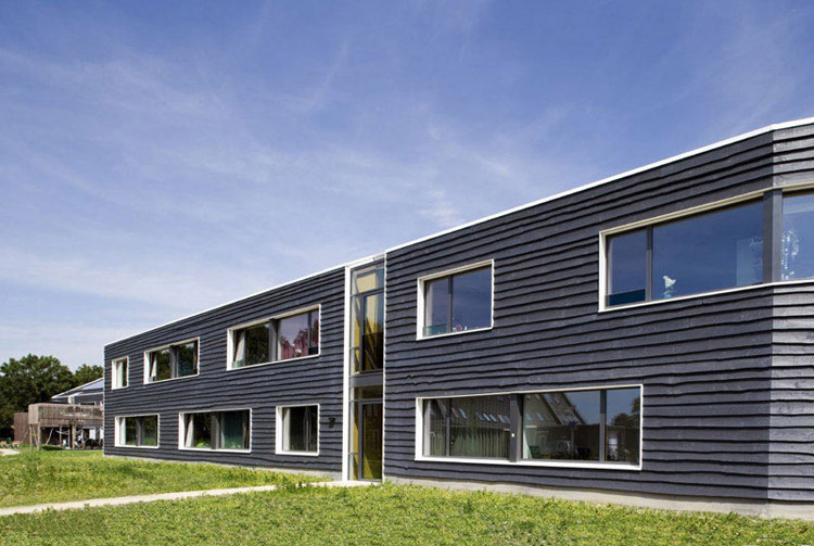 ZIG ZAG - Budynek mieszkalny dla osób niepełnosprawnych. Projekt: Möhn + Bouman BV