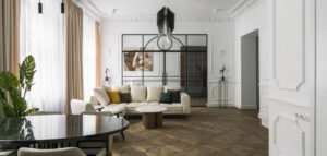 Inspirowane Paryżem wnętrza apartamentu w neobarokowej kamienicy