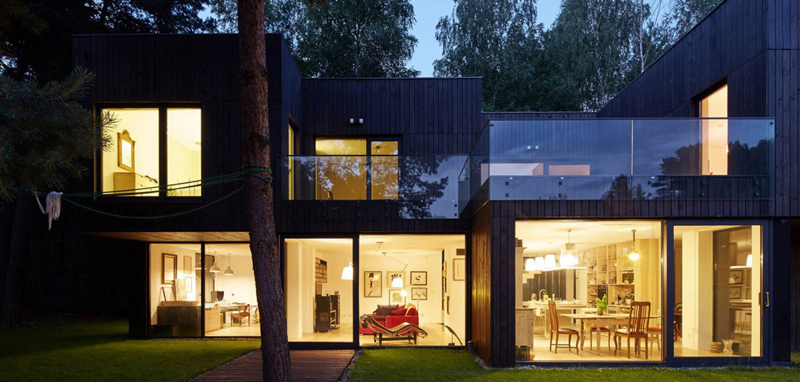 Dom Tetris – minimalistyczna bryła dyskretnie wtopiona w las
