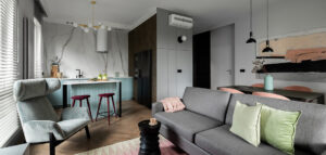 Minimalizm form, proste kształty i zaskakujące kolory we wnętrzach mieszkania