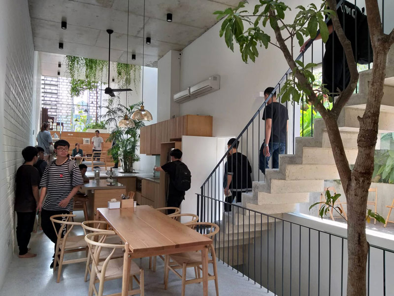 Jak zabudować działkę o szerokości 4 metrów? Pomysłowy dom wypełniony zielenią w Hanoi