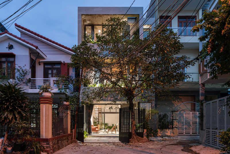 Pomysłowy i otwarty dom z ogrodami w gęstej zabudowie wietnamskiej dzielnicy