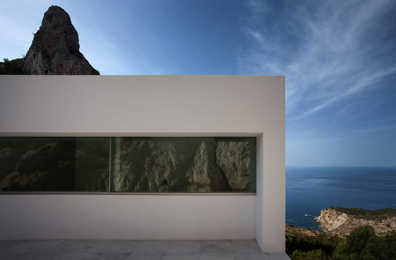 Minimalistyczny dom na klifie nad Morzem Śródziemnym