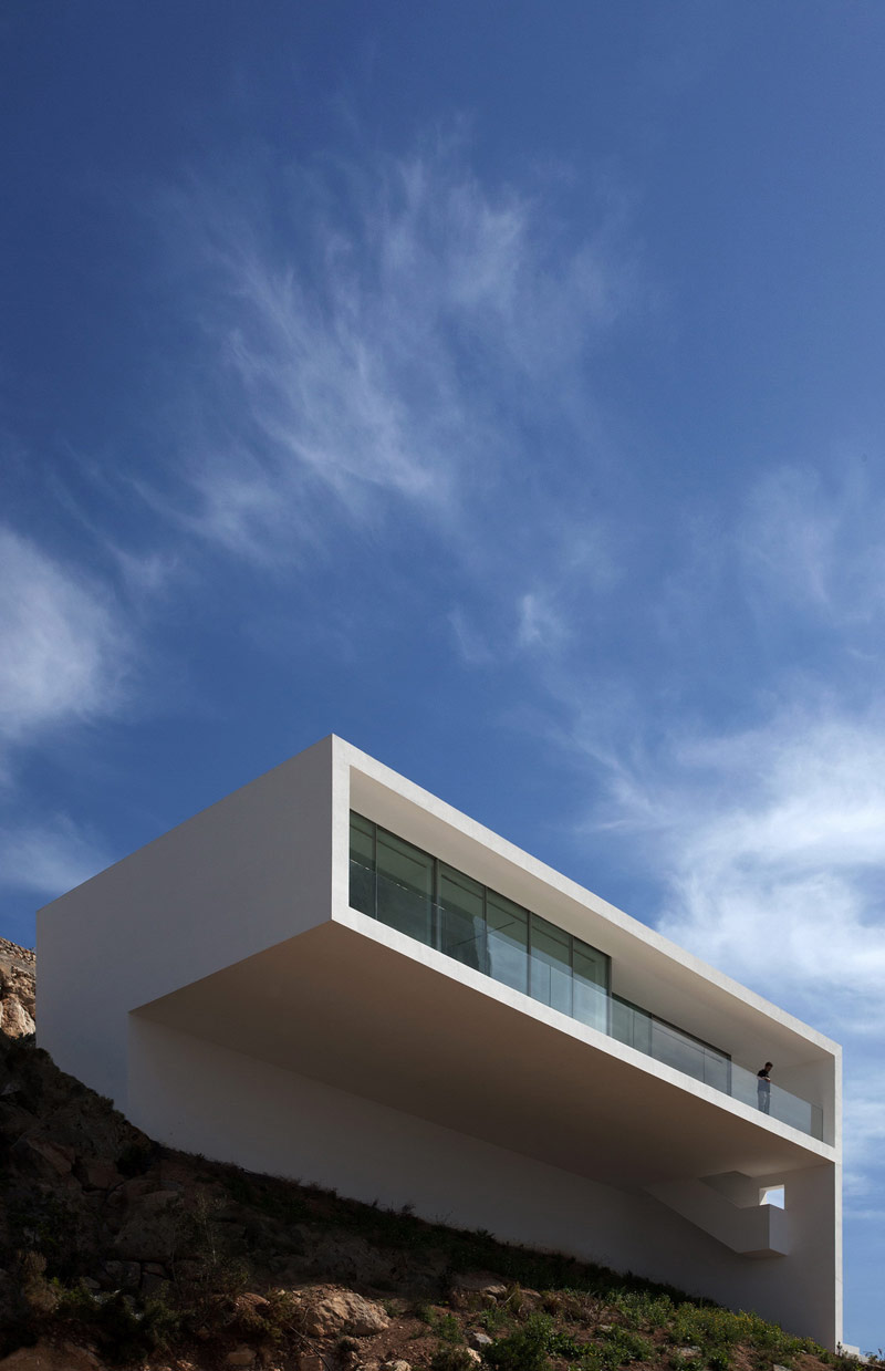 Minimalistyczny dom na klifie nad Morzem Śródziemnym