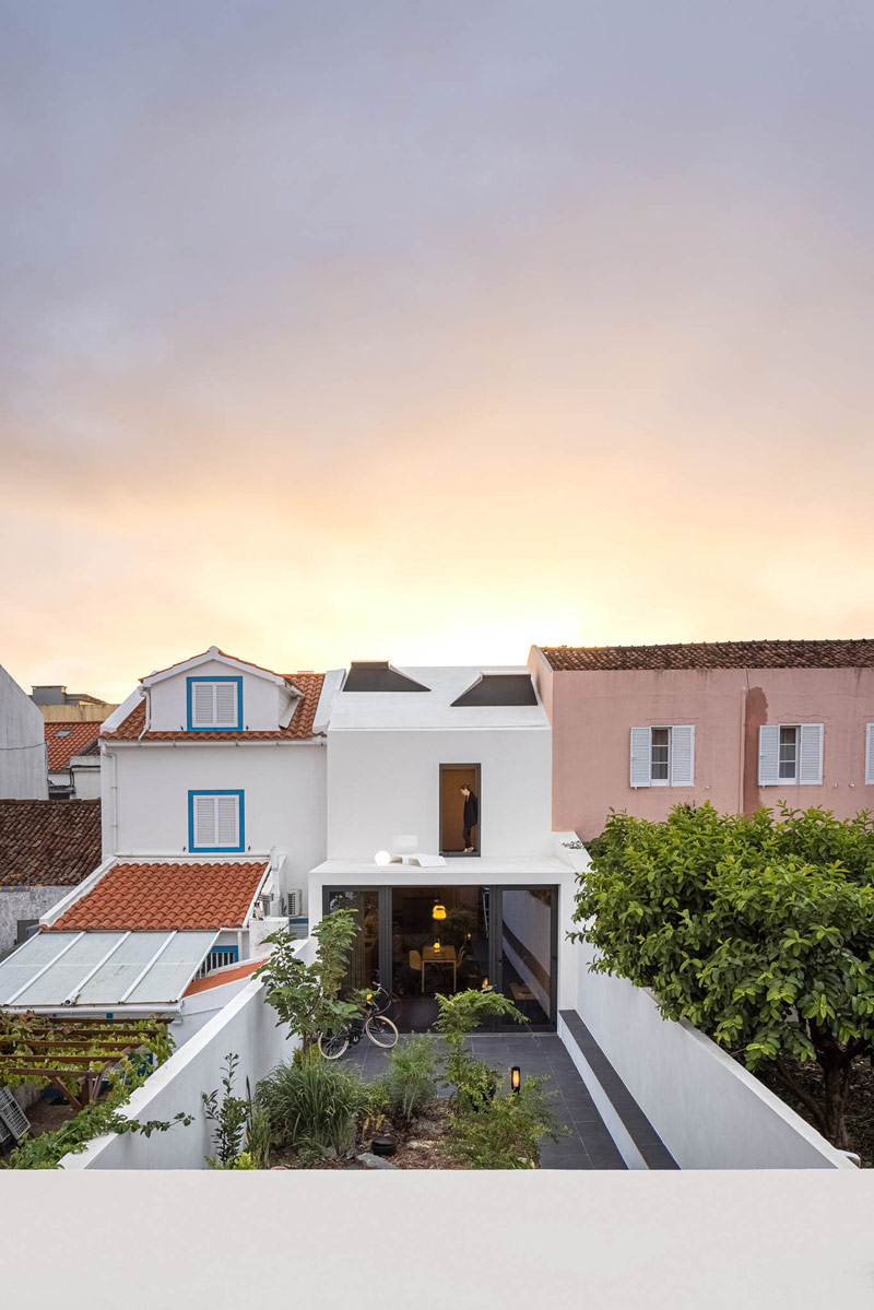Mały dom w historycznej zabudowie szeregowej na portugalskiej wyspie