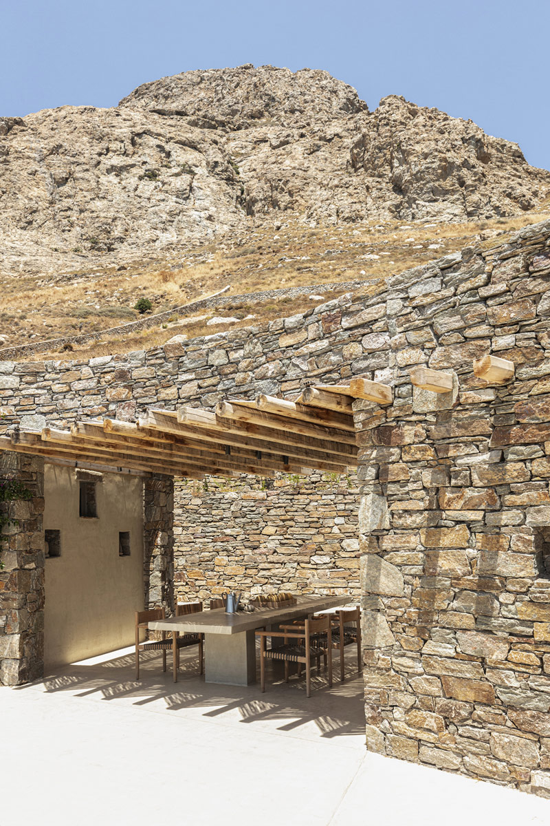 Dom w kształcie wstęgi &#8211; niezwykła forma inspirowana tradycyjną architekturą Grecji i krajobrazem