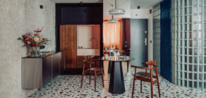 Eklektyzm z nutą vintage – mieszkanie w bloku, które zaskakuje bogactwem faktur i kolorów