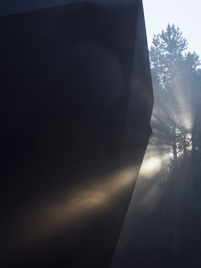 Dom meteoryt &#8211; mistyczna, ultranowoczesna bryła w środku lasu