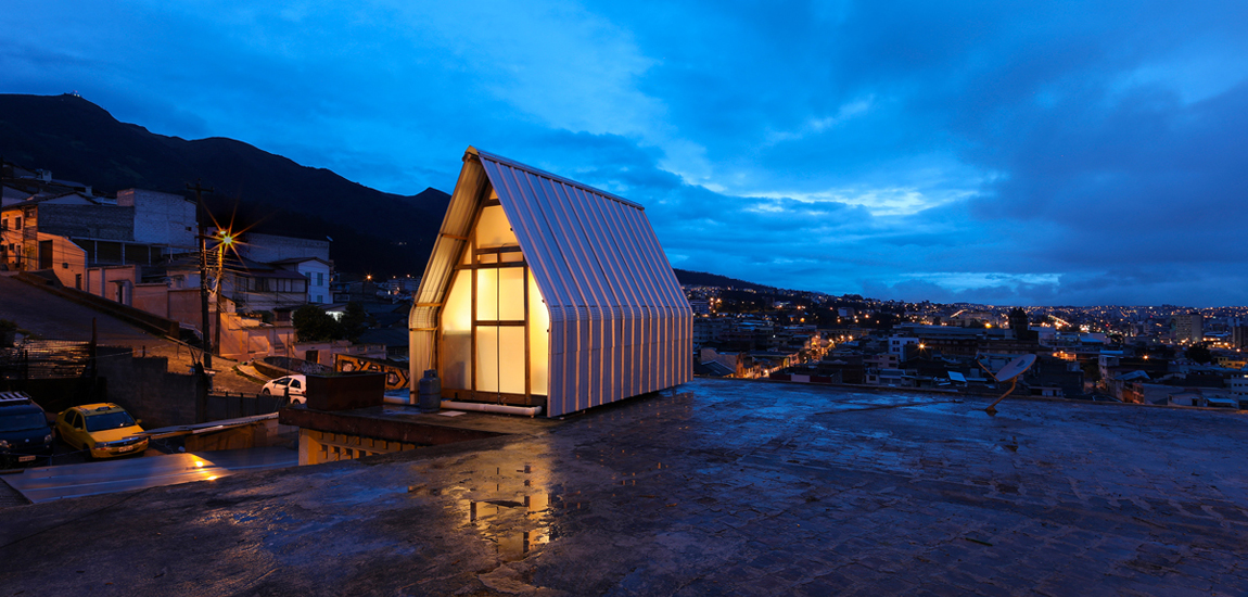 Mikro dom „pasożyt” wyrastający na dachu obcego budynku.