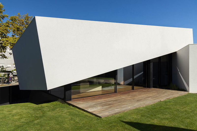 Przechylony dom w Portugalii &#8211; zaskakuje dynamicznymi przestrzeniami