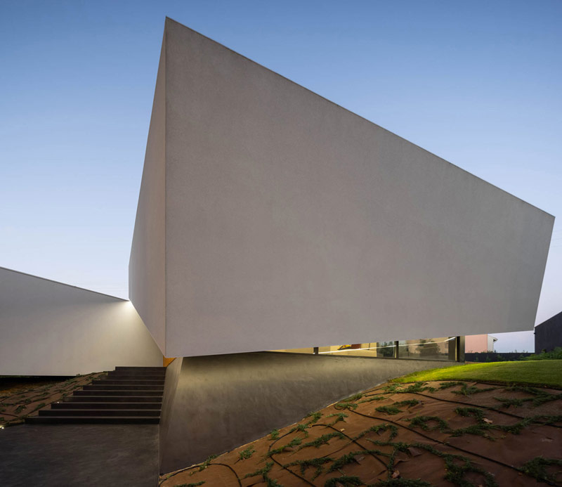 Przechylony dom w Portugalii &#8211; zaskakuje dynamicznymi przestrzeniami