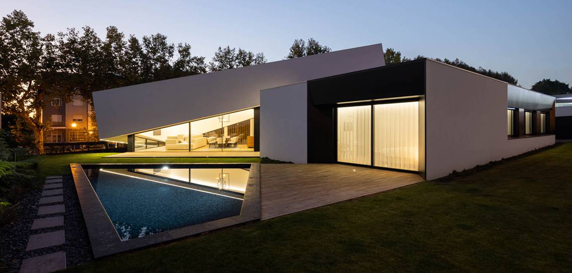 Przechylony dom w Portugalii – zaskakuje dynamicznymi przestrzeniami