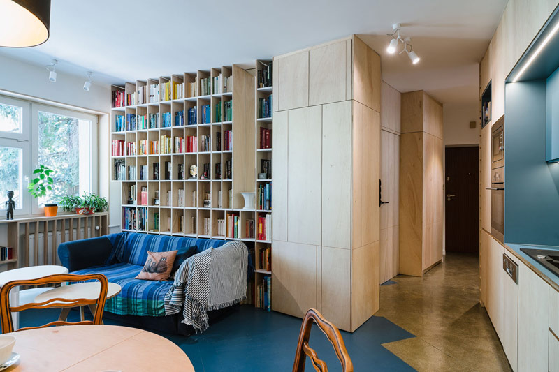 Styl skandynawski i nowoczesne zabudowy ze sklejki w kolorowych wnętrzach mieszkania