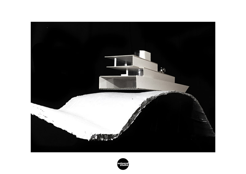 Dom nad Wzgórzem &#8211; minimalistyczne bryły zawieszone nad dzikim potokiem