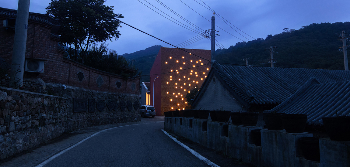 Tajemnicze muzeum na obszarze tradycyjnej, chińskiej wsi. Zaskakuje formą, intryguje nocą.