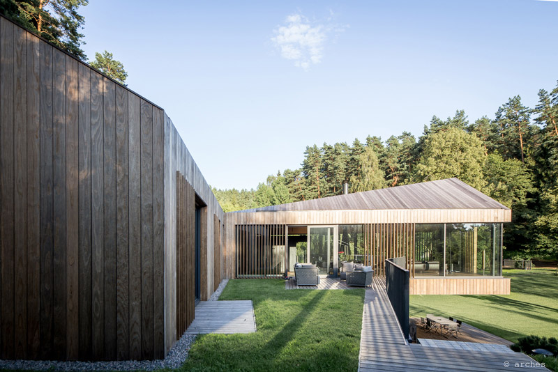 Dom, który we współczesnym stylu nawiązuje do zielonego otoczenia i tradycyjnej formy drewnianej chaty