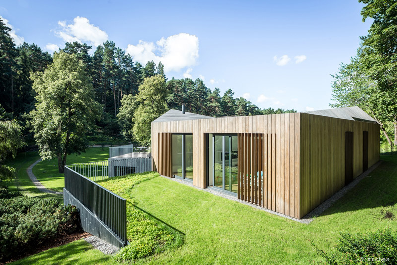 Dom, który we współczesnym stylu nawiązuje do zielonego otoczenia i tradycyjnej formy drewnianej chaty
