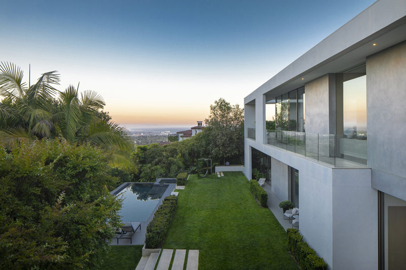 Dynamiczna forma domu na wzgórzach Pacific Palisades w Los Angeles