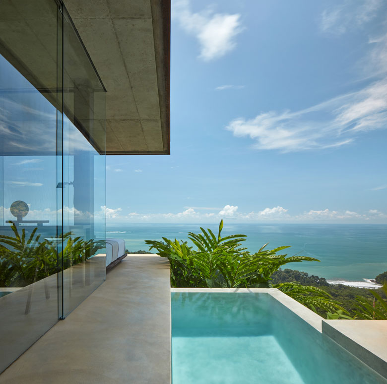 Minimalistyczne wille otoczone dżunglą. Ściany z gliny, betonowe meble i zapierający dech widok na ocean.