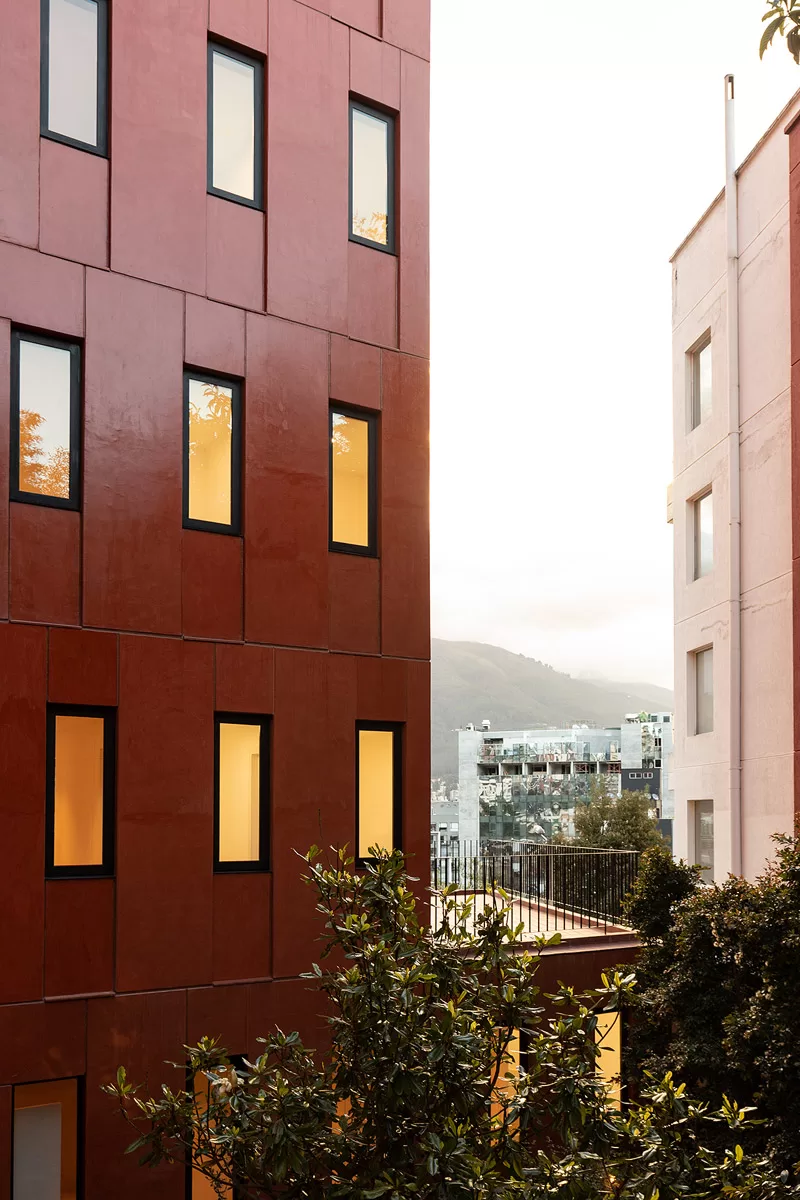 Efektowna mieszkaniówka w ekwadorskim Quito. Dynamiczna forma i elewacja z betonu