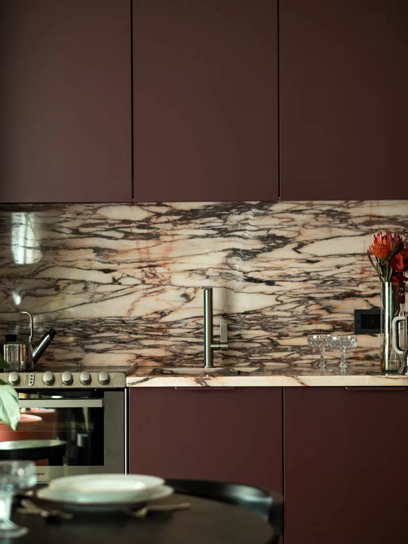 30-metrowa kawalerka inspirowane latami 70.