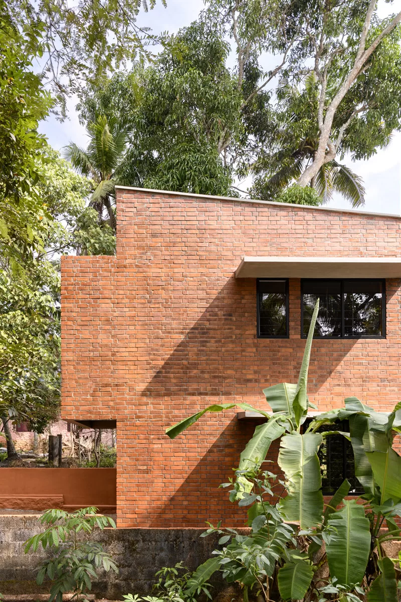 Wąski dom z cegły w Indiach. Pomysłowy projekt na bardzo małą działkę.
