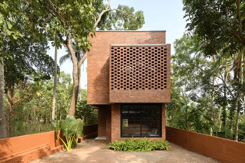 Wąski dom z cegły w Indiach. Pomysłowy projekt na bardzo małą działkę.
