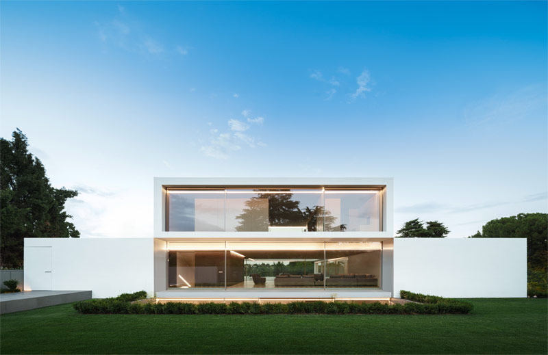 Minimalistyczna willa inspirowana starożytnym compluvium