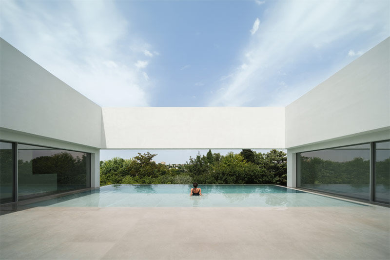 Minimalistyczna willa inspirowana starożytnym compluvium