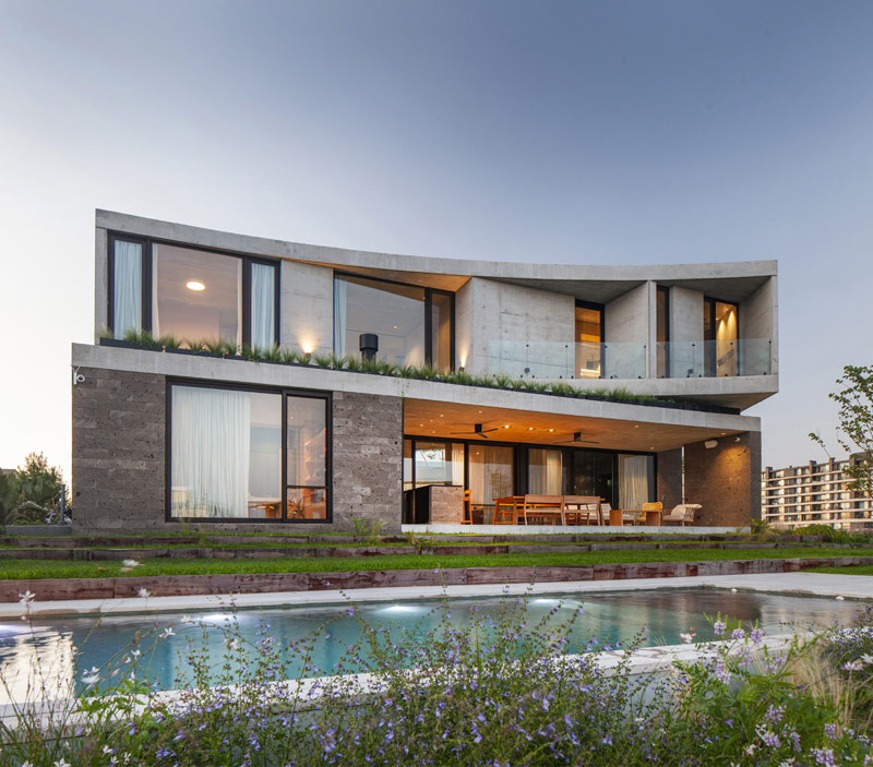 Corten, kamień wulkaniczny i ekspresyjna forma argentyńskiego domu