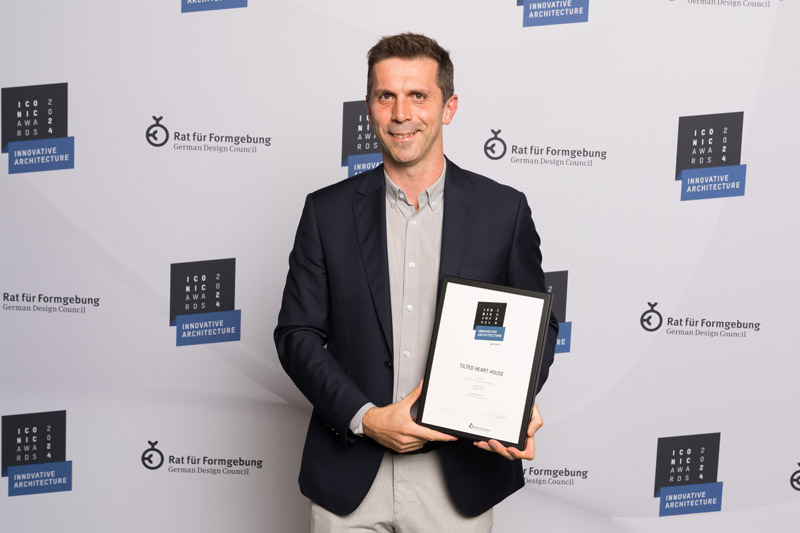 Projekt domu pod Warszawą z nagrodą ICONIC AWARDS: innovativ architecture