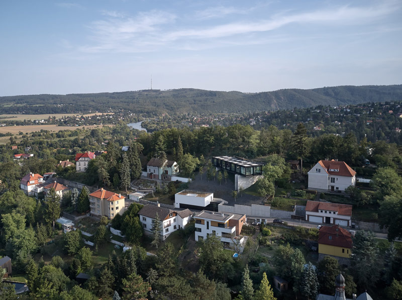 Nietypowy, eksperymentalny dom na zboczu