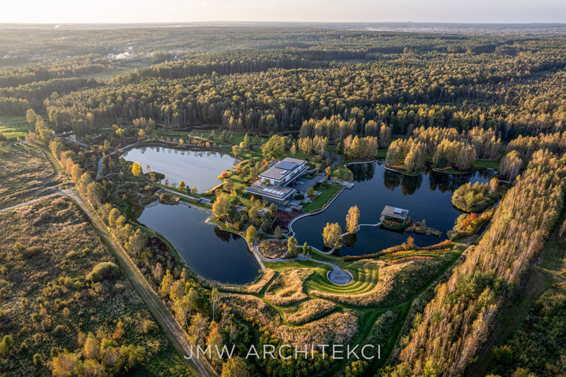 Rezydencja nad wodą z oranżerią na sztucznej wysepce