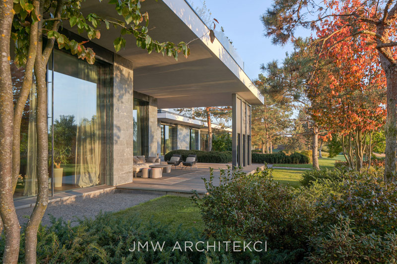 Rezydencja nad wodą z oranżerią na sztucznej wysepce