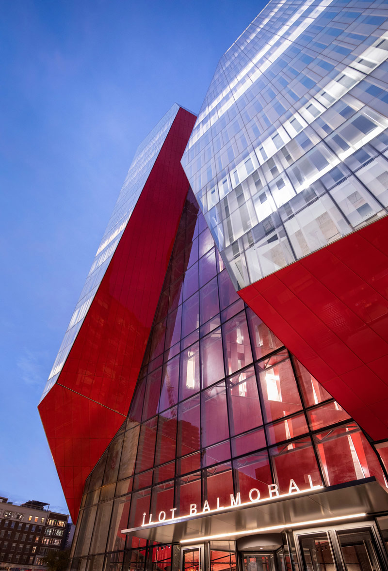 Architektoniczny symbol kreatywności w dzielnicy kulturalnej Montrealu