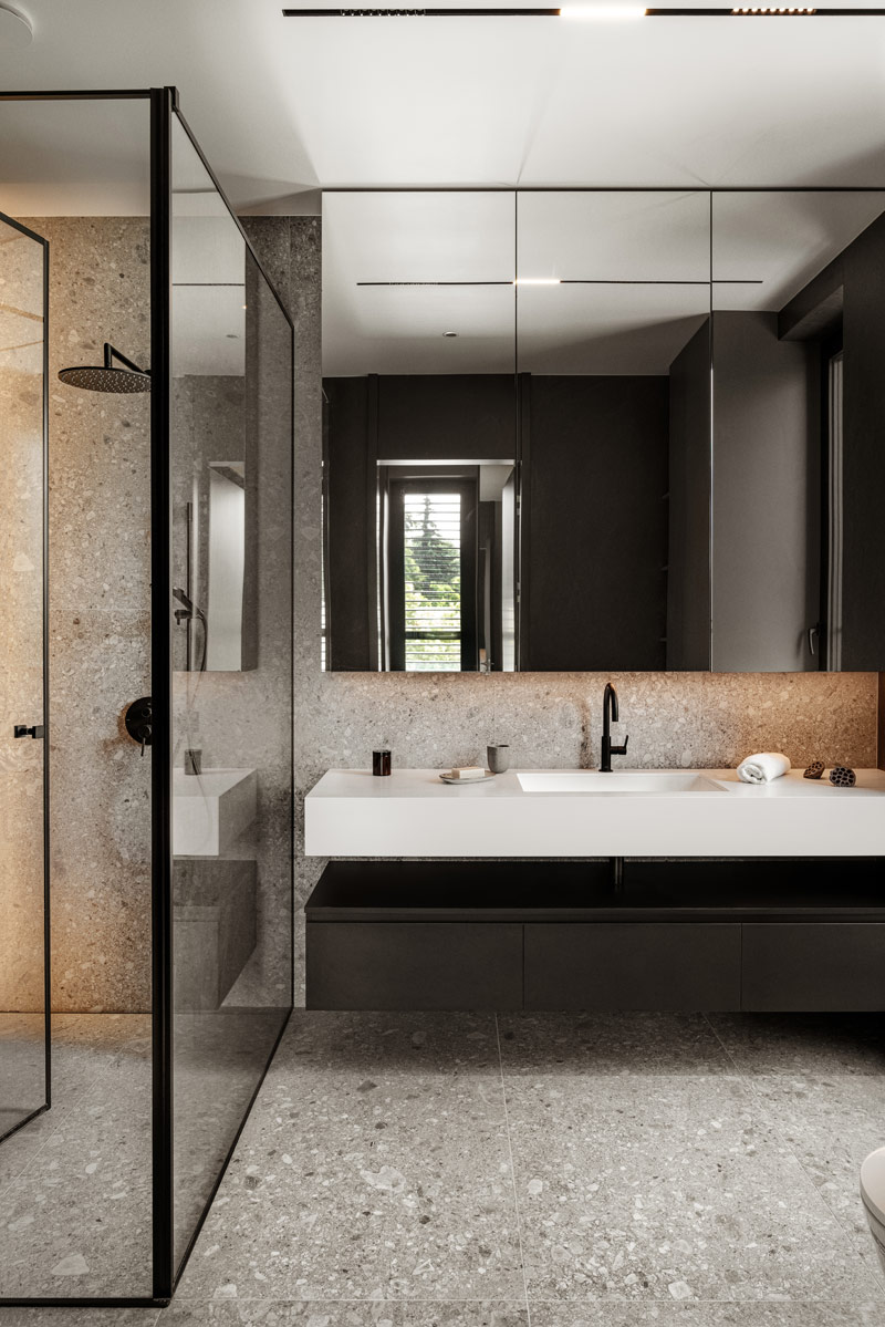 Proste i eleganckie wnętrze, kt&oacute;re wsp&oacute;łgra z naturalnym otoczeniem