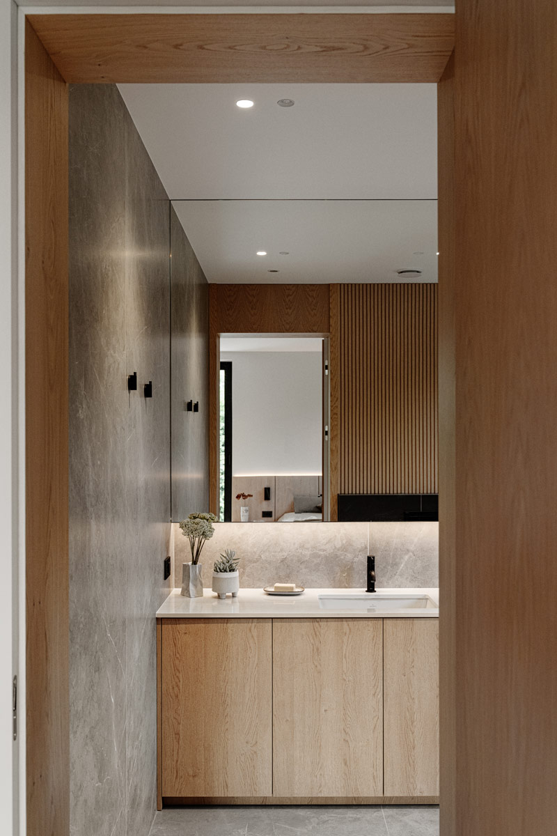 Proste i eleganckie wnętrze, kt&oacute;re wsp&oacute;łgra z naturalnym otoczeniem