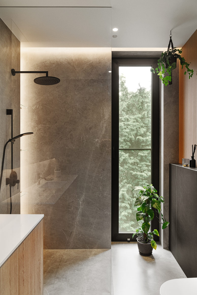 Proste i eleganckie wnętrze, kt&oacute;re wsp&oacute;łgra z naturalnym otoczeniem