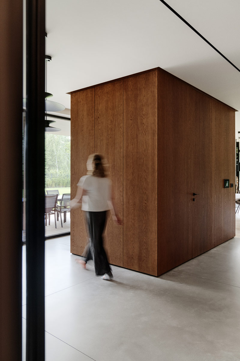 Proste i eleganckie wnętrze, kt&oacute;re wsp&oacute;łgra z naturalnym otoczeniem