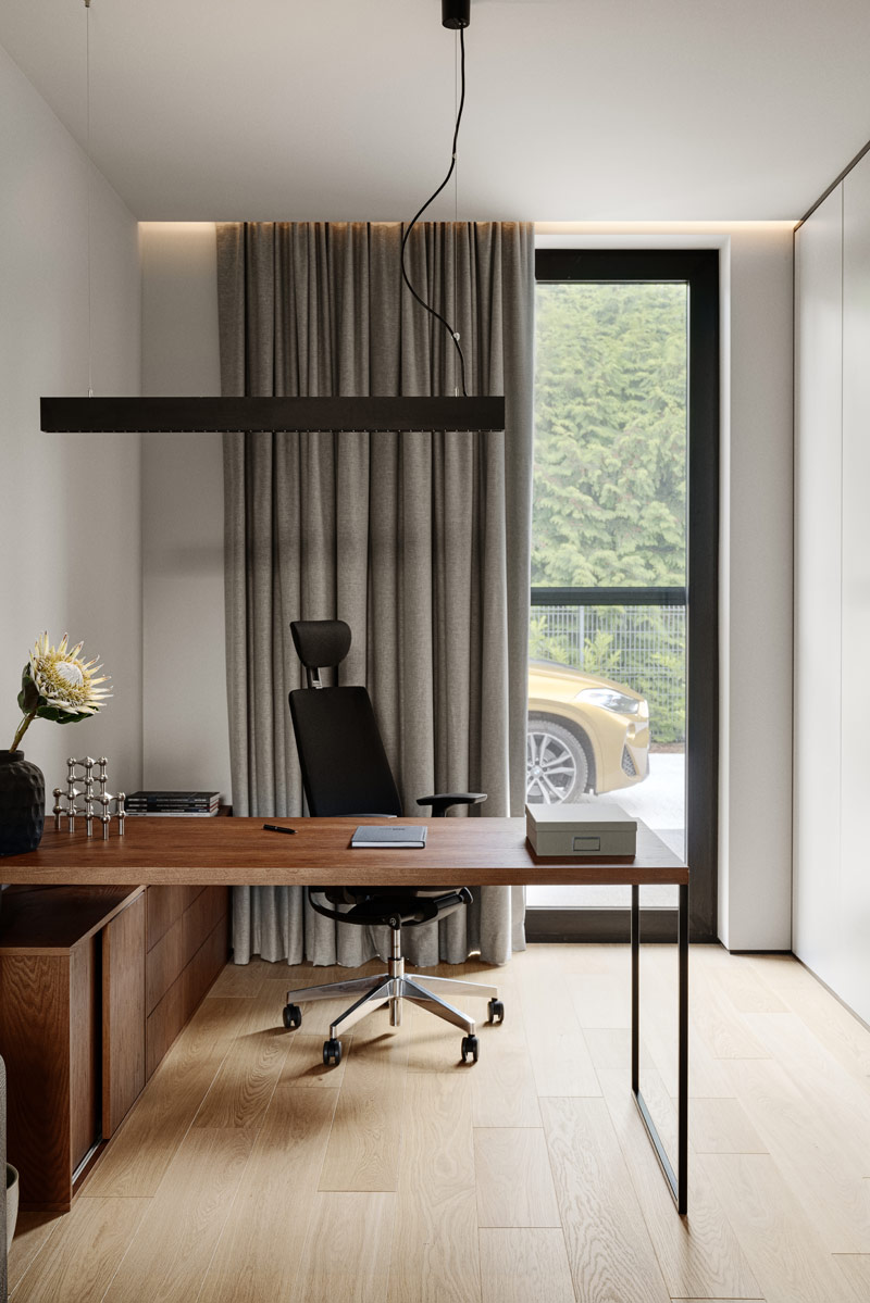 Proste i eleganckie wnętrze, kt&oacute;re wsp&oacute;łgra z naturalnym otoczeniem