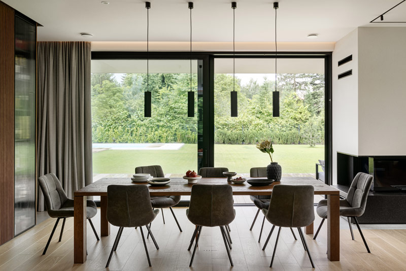 Proste i eleganckie wnętrze, kt&oacute;re wsp&oacute;łgra z naturalnym otoczeniem