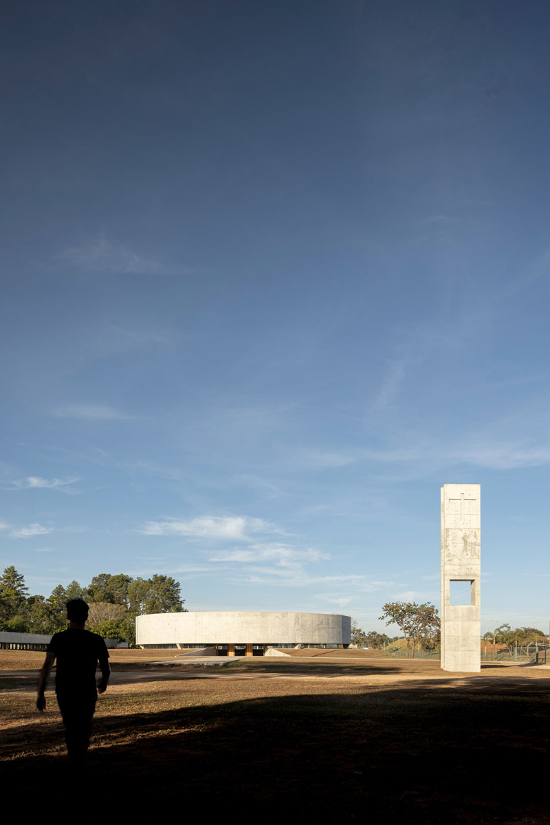 Światło i przestrzeń: Kości&oacute;ł Świętej Rodziny w Brazylii
