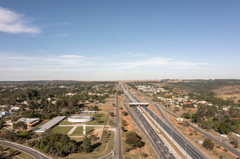 Światło i przestrzeń: Kości&oacute;ł Świętej Rodziny w Brazylii