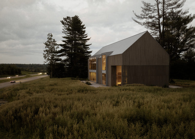 Minimalistyczny biurowiec inspirowany architekturą wiejską