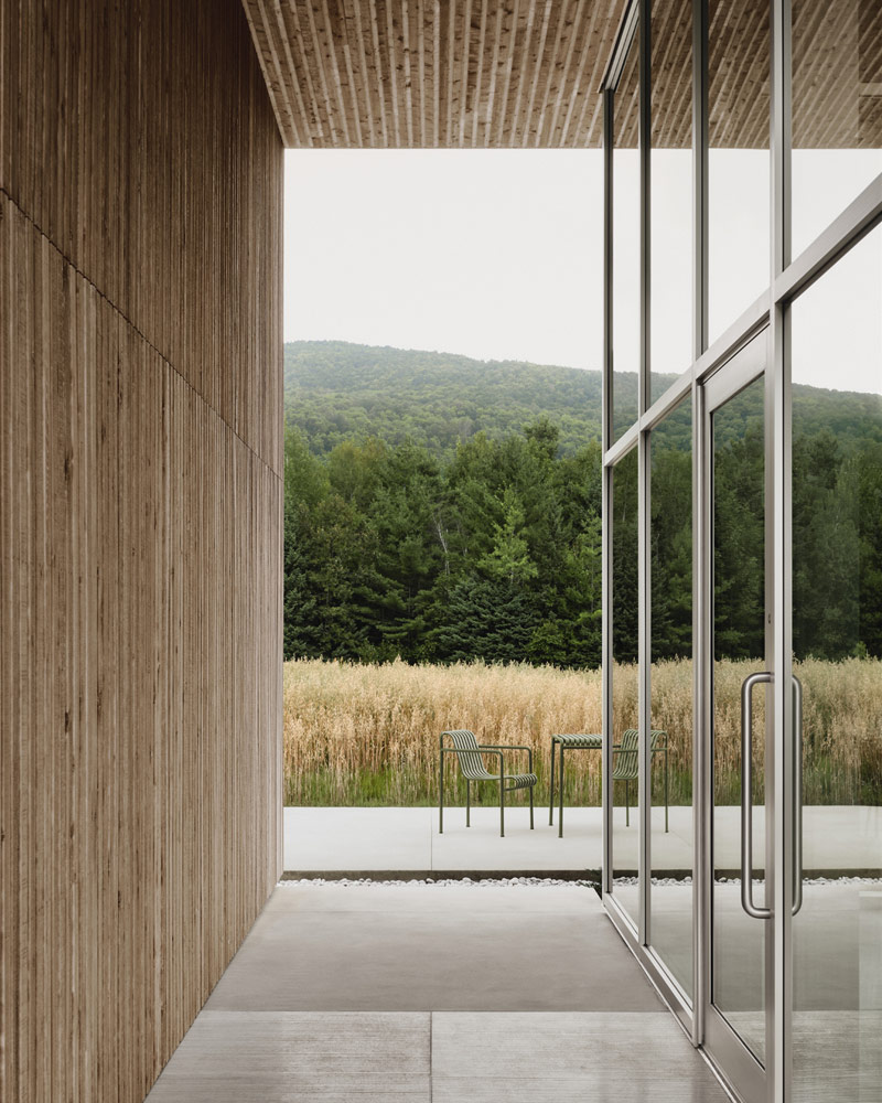 Minimalistyczny biurowiec inspirowany architekturą wiejską