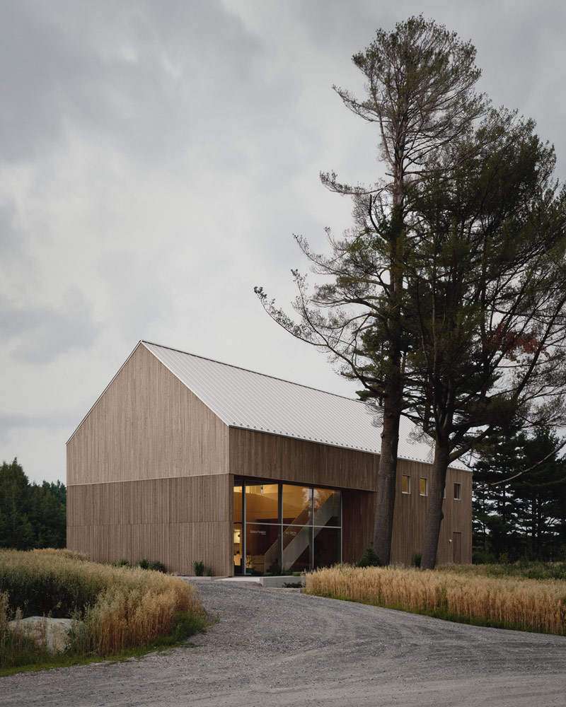 Minimalistyczny biurowiec inspirowany architekturą wiejską