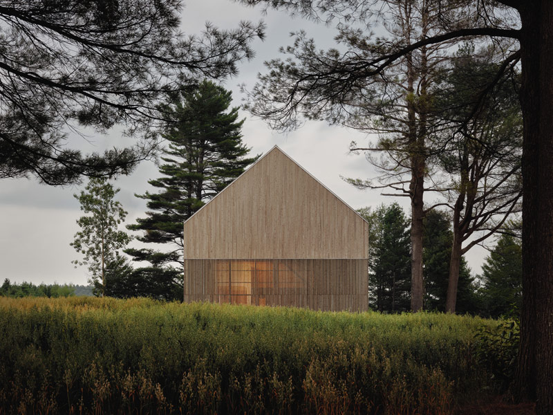 Minimalistyczny biurowiec inspirowany architekturą wiejską